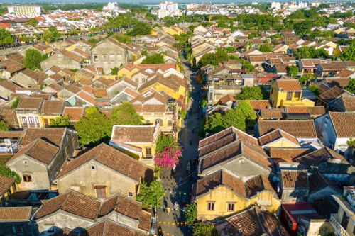  Toàn cảnh phố cổ Hội An với những bức tường vàng và mái ngói đặc trưng, tháng 8/2024. Ảnh: Linh Huỳnh. 
