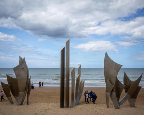  Du khách tham quan tượng đài Les Braves trên bãi biển Omaha ở Normandy. Ảnh: EPA. 