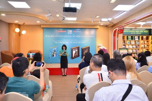  Bà Phạm Thị Hóa, Phó tổng giám đốc FAHASA, cho biết văn học kinh điển luôn có sức hút đối với độc giả. Ảnh: M.C. 