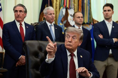 Chính quyền Tổng thống Donald Trump áp thuế mới với khoảng 60 đối tác thương mại, đẩy thuế nhập khẩu Mỹ lên mức cao nhất kể từ sau Thế chiến II. Ảnh: Reuters.