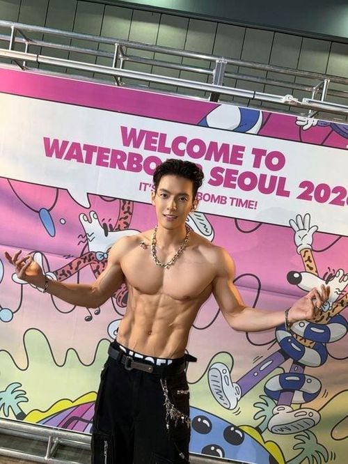  Lee Min Hyuk khoe hình thể tại lễ hội âm nhạc. Ảnh: OSEN. 