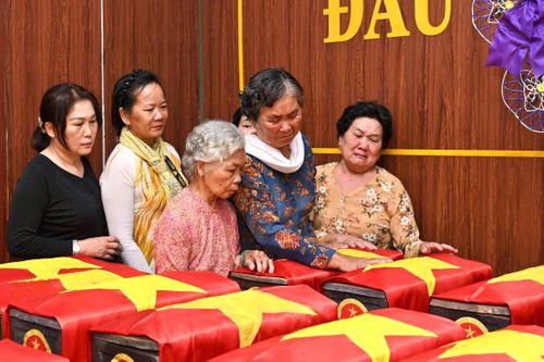  Vợ và các em gái của liệt sĩ Huỳnh Văn Quên bên cạnh tiểu quách của ông, đặt tại công viên Lê Thị Riêng. Ảnh: Hoài Bảo. 