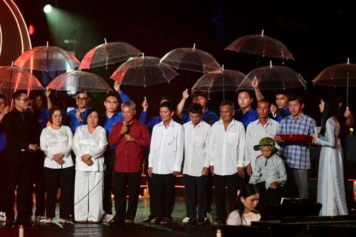  Ông Huỳnh Văn Nhỏ (áo đỏ) bật khóc khi nhận lại kỷ vật của anh "Hai Quên". Ảnh: Duy Hiệu. 