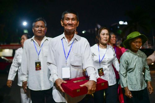  Hơn nửa thế kỷ đợi chờ của gia đình liệt sĩ Huỳnh Văn Quên đã kết thúc khi anh "Hai Quên" đã được tìm thấy, gọi đúng tên ở công viên Lê Thị Riêng. Ảnh: Duy Hiệu. 