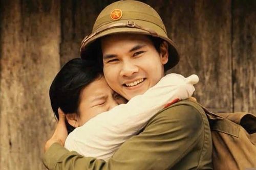  Nhóm phục dựng ảnh TeamLee dành tặng bà Nguyễn Thị Lệ bức ảnh liệt sĩ Huỳnh Văn Quên đang ôm vợ vào lòng trong giây phút hội ngộ. Đó là khoảnh khắc chưa từng có cơ hội được lưu giữ ngoài đời thực. Ảnh: TeamLee. 