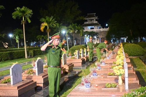 Lực lượng vũ trang thắp hương trên các phần mộ liệt sĩ tại Nghĩa trang Liệt sĩ quốc gia A1