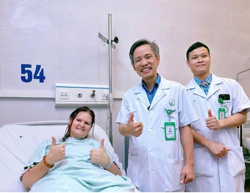Nụ cười rạng rỡ của nữ bệnh nhân New Zealand sau ca thay khớp háng thành công