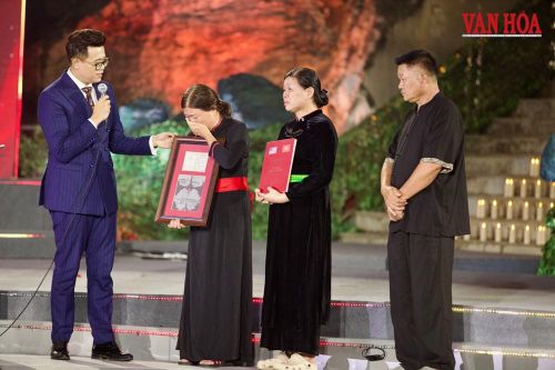 Gia đình Liệt sĩ Hoàng Văn Địch đón nhận bộ hồ sơ phục dựng do Ban tổ chức trao tặng tại chương trình Cầu truyền hình "Sao sáng dẫn đường"