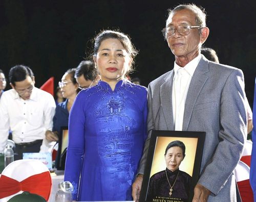 Ban Tổ chức trao tặng di ảnh phục dựng cho các gia đình thân nhân liệt sĩ, Mẹ Việt Nam Anh hùng, Anh hùng Lực lượng vũ trang nhân dân