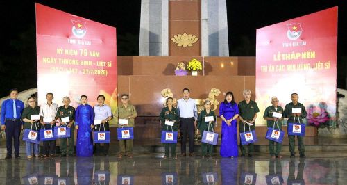 Ban Tổ chức trao tặng quà cho các cựu chiến binh, cựu thanh niên xung phong