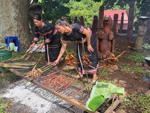 Những món ăn dân dã mang đậm hương vị núi rừng cũng được giới thiệu tới đoàn khảo sát