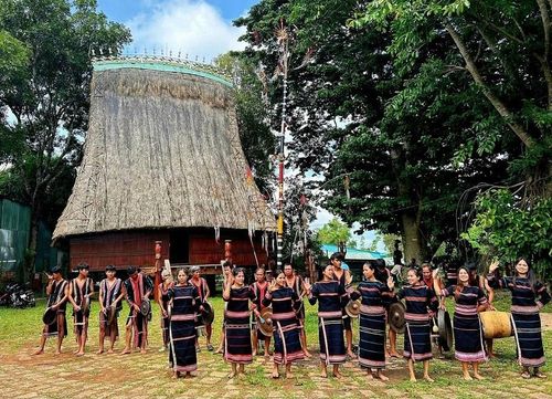 Giữa không gian nhà rông truyền thống, đoàn khảo sát được người dân và các nghệ nhân Jrai chào đón bằng tiếng cồng chiêng vang vọng cùng những điệu múa xoang đặc sắc