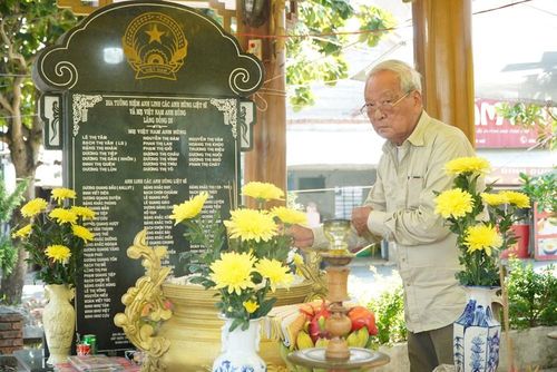 Ông Dương Quang Túy dâng hương tại Bia tưởng niệm Mẹ Việt Nam Anh hùng và Anh hùng liệt sĩ làng Đồng Di