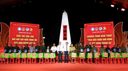 Lãnh đạo TP. Cần Thơ trao quà cho các cựu chiến binh có hoàn cảnh khó khăn