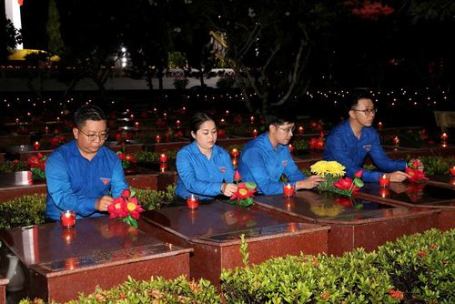 Các bạn trẻ thắp hương, thắp nến tại phần mộ các Anh hùng liệt sĩ