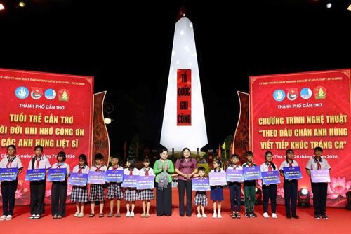 Trao học bổng dành cho thiếu nhi vượt khó học tốt