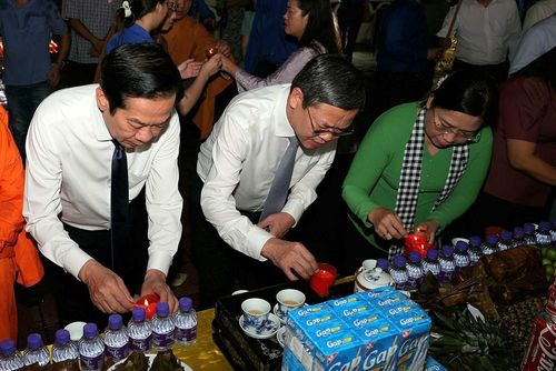 Các đại biểu thắp hương, thắp nến tri ân