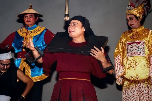 NSND Mạnh Tưởng (nhân vật giữa trong ảnh) trong vở "Ông Thánh sinh đôi" tham dự Hội diễn SKCN toàn quốc 1990