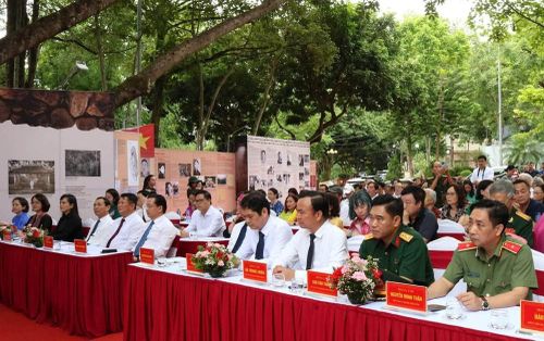 Triển lãm thu hút đông đảo đại biểu, nhân dân và du khách tham dự