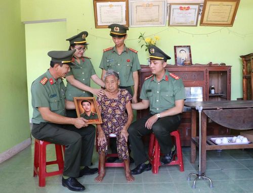 Niềm xúc động của thân nhân khi lần đầu được nhìn lại chân dung người thân đã hy sinh qua bức ảnh được phục dựng rõ nét