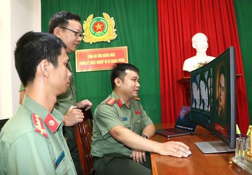 Cán bộ Công an tỉnh tỉ mỉ phục dựng từng chi tiết trên những bức ảnh cũ