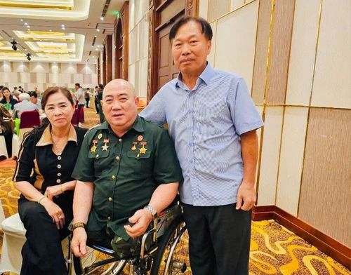 Cuộc gặp gỡ với những người thương binh đã để lại một phần cơ thể nơi chiến trường trở thành nguồn cảm hứng để nhạc sĩ Lê Tự Minh viết ca khúc “Thắp lên Việt Nam”