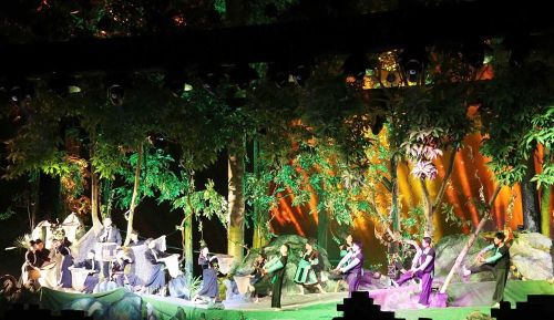 Bằng ngôn ngữ nghệ thuật, vở diễn đã tái hiện chân thực tội ác man rợ của chế độ thực dân, đồng thời khắc họa hành trình biến Nhà tù Sơn La, nơi từng được mệnh danh là “địa ngục trần gian” thành trường học cách mạng kiên trung, nơi ý chí bất khuất và khát vọng tự do được viết nên bằng máu, nước mắt và niềm tin son sắt.