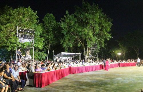 Trong suốt chương trình, những tràng pháo tay, những phút lặng im xúc động và những giọt nước mắt của khán giả đã hòa cùng lòng biết ơn, niềm tự hào và đạo lý “Uống nước nhớ nguồn” của dân tộc.