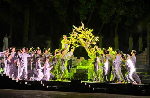 Sự hiện diện và những giọt nước mắt, những phút lặng im xúc động của khán giả chính là sự tri ân sâu sắc nhất gửi tới các Anh hùng Liệt sĩ đã ngã xuống để hôm nay đất nước được nở hoa độc lập, kết trái tự do.