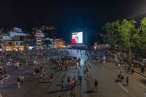 Quảng trường Đông Kinh Nghĩa Thục nhộn nhịp người dân và du khách trải nghiệm các dịch vụ giải trí, mua sắm về đêm. Việc quy hoạch và mở rộng không gian văn hóa - thương mại quanh khu vực hồ Hoàn Kiếm đóng vai trò hạt nhân trong chiến lược phát triển kinh tế đêm, góp phần kéo dài thời gian lưu trú và gia tăng mức chi tiêu của du khách tới Hà Nội. Ảnh: Tiến Long/TTXVN phát