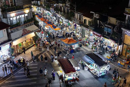 Nhịp sống sầm uất tại Chợ đêm Phố cổ Hà Nội. Trải dài qua các tuyến phố Hàng Đào - Hàng Ngang - Hàng Đường - Đồng Xuân, không gian chợ đêm là điểm đến thương mại - dịch vụ tập trung đông đảo người dân và du khách, đóng vai trò quan trọng trong chuỗi hoạt động kinh tế đêm của Thủ đô. Ảnh: Tiến Long/TTXVN phát
