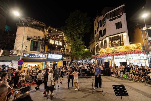 Biểu diễn âm nhạc đường phố sôi động, hiện đại tại khu vực giao lộ Phố cổ Hà Nội. Các đêm nhạc ngẫu hứng cuối tuần không chỉ làm phong phú thêm sản phẩm du lịch đêm mà còn tạo điểm nhấn không gian văn hóa mở, thu hút du khách trong và ngoài nước hòa mình vào nhịp sống trẻ trung của Thủ đô. Ảnh: Tiến Long/TTXVN phát