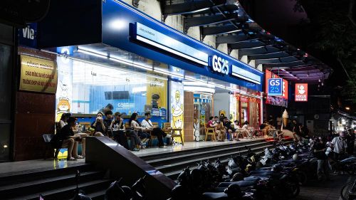 Các cửa hàng tiện lợi mở cửa 24/7 luôn đỏ đèn, thu hút đông đảo giới trẻ và sinh viên tập trung trò chuyện, ăn uống về đêm. Sự bùng nổ của các chuỗi bán lẻ 24/7 không chỉ đáp ứng nhu cầu sinh hoạt xuyên đêm của người dân đô thị hiện đại mà còn là mảnh ghép hạ tầng dịch vụ quan trọng, thúc đẩy hệ sinh thái kinh tế đêm phát triển đa dạng và năng động tại Hà Nội. Ảnh: Tiến Long/TTXVN phát