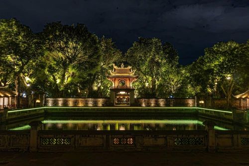 Khuê Văn Các và Hồ Văn được thắp sáng lung linh trong tour đêm "Tinh hoa đạo học" tại Văn Miếu - Quốc Tử Giám. Việc nâng cấp hạ tầng chiếu sáng nghệ thuật tại các di sản trọng điểm không chỉ tạo nên diện mạo mới ấn tượng cho Thủ đô về đêm mà còn là bước đi quan trọng trong chiến lược phát triển kinh tế đêm gắn với du lịch văn hóa. Ảnh: Tiến Long/TTXVN phát