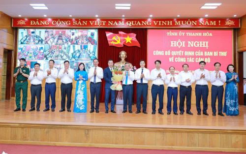 Các đồng chí Ủy viên Ban Thường vụ Tỉnh ủy Thanh Hóa tặng hoa chúc mừng đồng chí Tô Anh Dũng. Ảnh: TTXVN phát