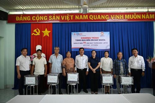 Công ty Điện lực Tây Ninh tặng quà cho các gia đình chính sách kỷ niệm 79 năm Ngày Thương binh - Liệt sĩ - Ảnh: VGP/VH