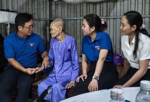 Đoàn Thanh niên Công ty Điện lực Cà Mau thăm Mẹ Việt Nam Anh hùng Nguyễn Kim Mai - Ảnh: VGP/VH