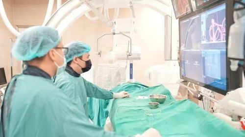 Các bác sĩ Bệnh viện Bạch Mai triển khai kỹ thuật can thiệp điện quang (DSA) để định vị và điều trị chính xác các bệnh lý mạch máu, khối u hoặc cấp cứu đột quỵ mà không cần phẫu thuật mổ mở. (Ảnh THÀNH DƯƠNG)