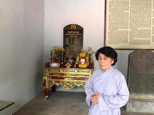 Từ sáng sớm, bà Cao Thị Nội đã lên chùa lễ Phật và dâng hương tưởng niệm các Anh hùng liệt sĩ.
