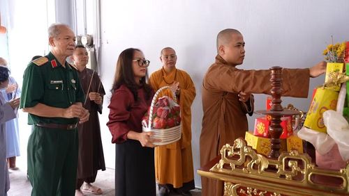 Trung tướng Hoàng Khánh Hưng (ngoài cùng bên trái) cùng tăng ni, phật tử thực hiện nghi thức dâng hương tưởng niệm các Anh hùng liệt sĩ tại chùa Sủi.