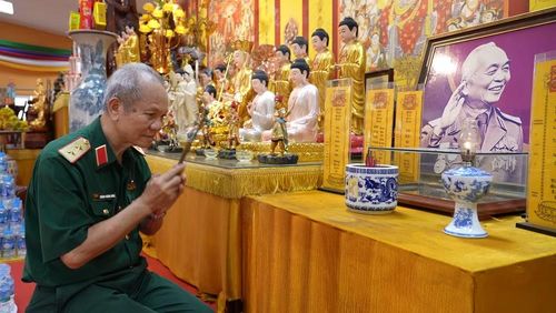 Trung tướng Hoàng Khánh Hưng dâng hương lên ban thờ Đại tướng Võ Nguyên Giáp tại chùa Sủi.