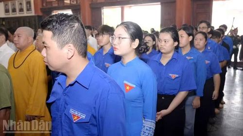 Lực lượng thanh niên tham dự Lễ giỗ Anh hùng, liệt sĩ và người có công.