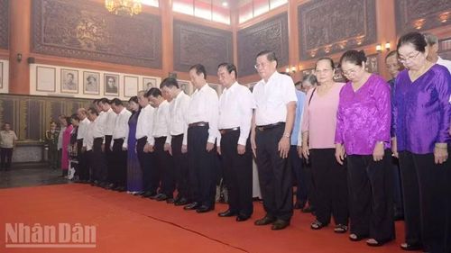 Đại biểu dành một phút mặc niệm tưởng nhớ các Anh hùng, liệt sĩ và người có công tỉnh An Giang. (Ảnh: PHƯƠNG VŨ)