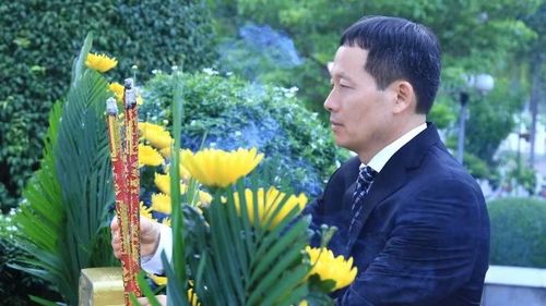 Đồng chí Vũ Hồng Văn, Ủy viên Trung ương Đảng, Bí thư Thành ủy, Trưởng đoàn đại biểu Quốc hội thành phố Đồng Nai dâng hương tại Nghĩa trang Liệt sĩ thành phố.
