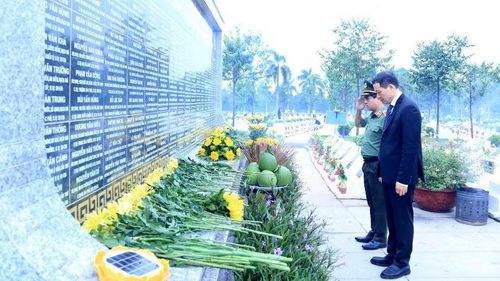 Lãnh đạo thành phố Đồng Nai dâng hương, dâng hoa tại Nghĩa trang Liệt sĩ thành phố.