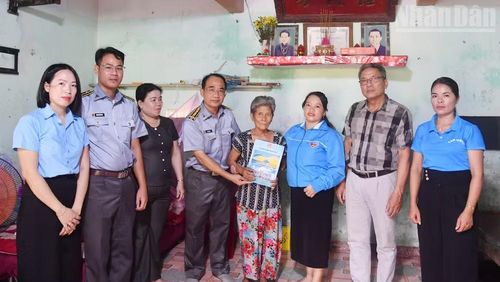 Thăm hỏi, tặng quà gia đình Thương binh, liệt sĩ trên địa bàn.