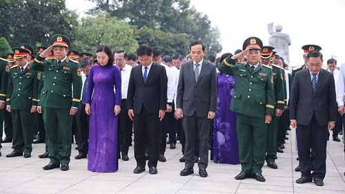 Các đại biểu dành phút mặc niệm tưởng nhớ các Anh hùng liệt sĩ tại Nghĩa trang Liệt sĩ Thành phố. (Ảnh: Hoàng Triều).