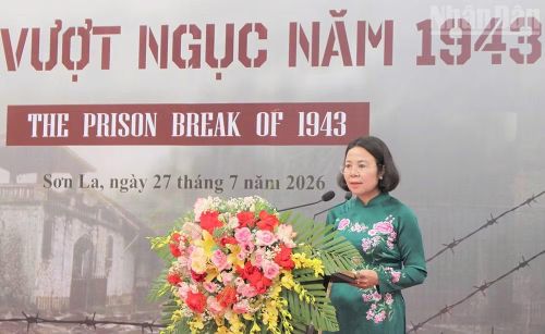 Đồng chí Hoàng Thị Đôi, Giám đốc Sở Văn hóa, Thể thao và Du lịch tỉnh Sơn La phát biểu tại lễ khai mạc.