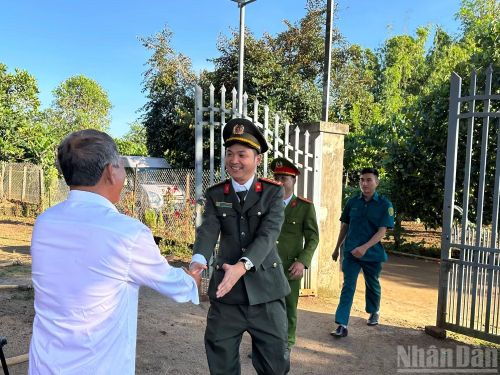 Lực lượng chức năng thường xuyên gặp gỡ, thăm hỏi người dân, nắm bắt tình hình trong cộng đồng.