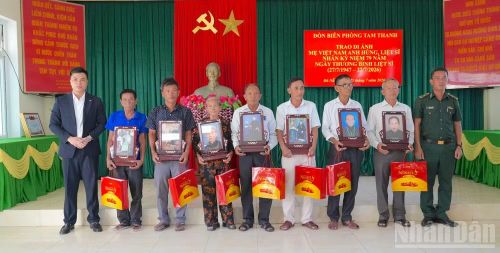 Lãnh đạo Đồn Biên phòng Tam Thanh cùng đơn vị tài trợ trao tặng di ảnh Mẹ Việt Nam anh hùng đến các gia đình người có công.